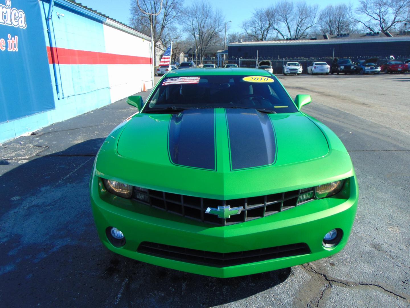 2010 Green Chevrolet Camaro (2G1FB1EV1A9) with an V6 3.6 Liter engine, Automatic, 6-Spd w/Overdrive and TAPshift transmission, located at 2105 Dixie Hwy, Louisville, KY, 40210, (502) 772-3333, 38.220932, -85.795441 - Photo#4